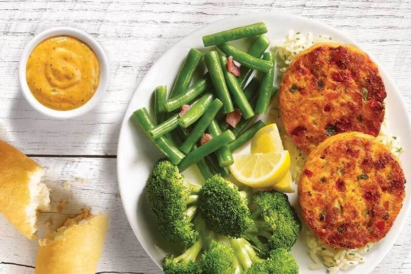 Captain D’s Grilled Alaska Salmon Cakes star wild-caught salmon, bread crumbs, red pepper and scallion. The cakes are offered as both an entrée or as an add-on to a customizable meal.