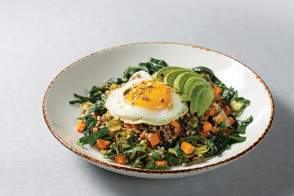 Le Pain Quotidien’s Sunny-Side Breakfast Bowl uses a health-forward base (nutty farro), artisan descriptors (“massaged” kale), in-season ingredients (butternut squash), next-level flavors (citrus-cumin salt) and texture-driven toppers (pistachio dukkah) to create a signature bowl that ensures against palate fatigue.