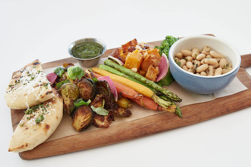 Highlighting the vast potential of boards, North Italia’s Farmers’ Market version features a vegetarian-friendly assortment of vegetables, Tuscan bean salad, basil pesto and fresh baked bread.